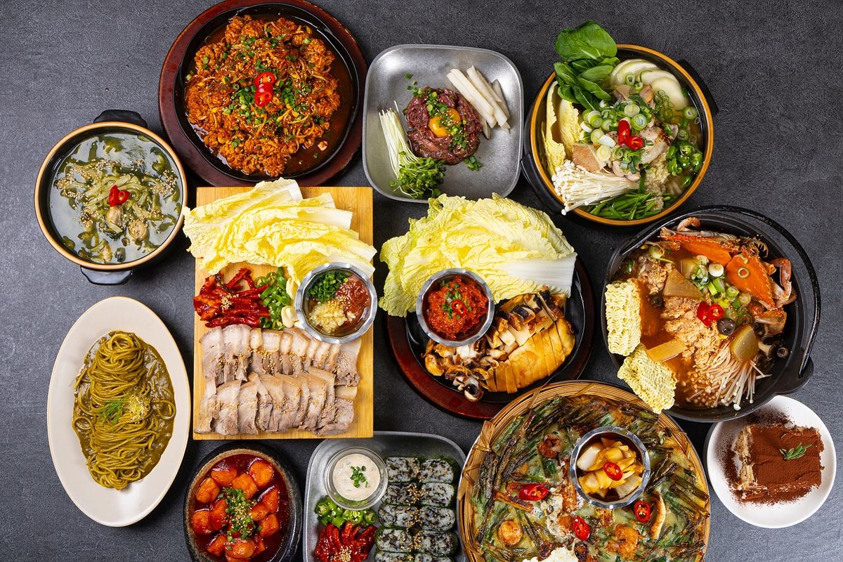경운산 한 상. 보쌈, 육회, 갑오징어, 전, 파스타