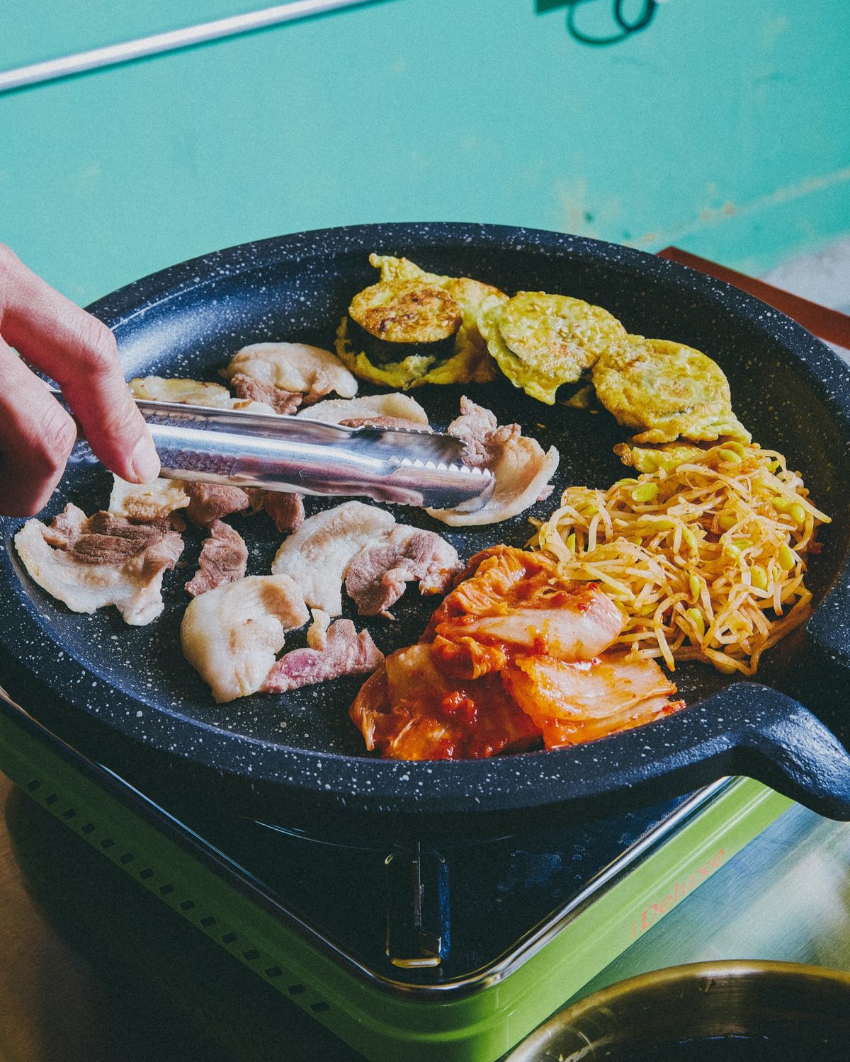 철판 위 머릿고기 대패와 구운 김치, 콩나물